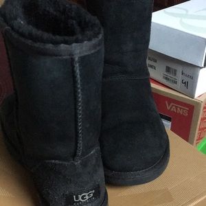 Black mid uggs